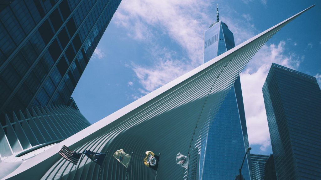 Edificio moderno con cielo azul
