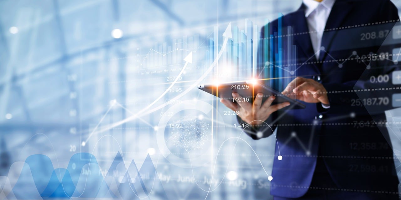 Hombre analizando datos financieros